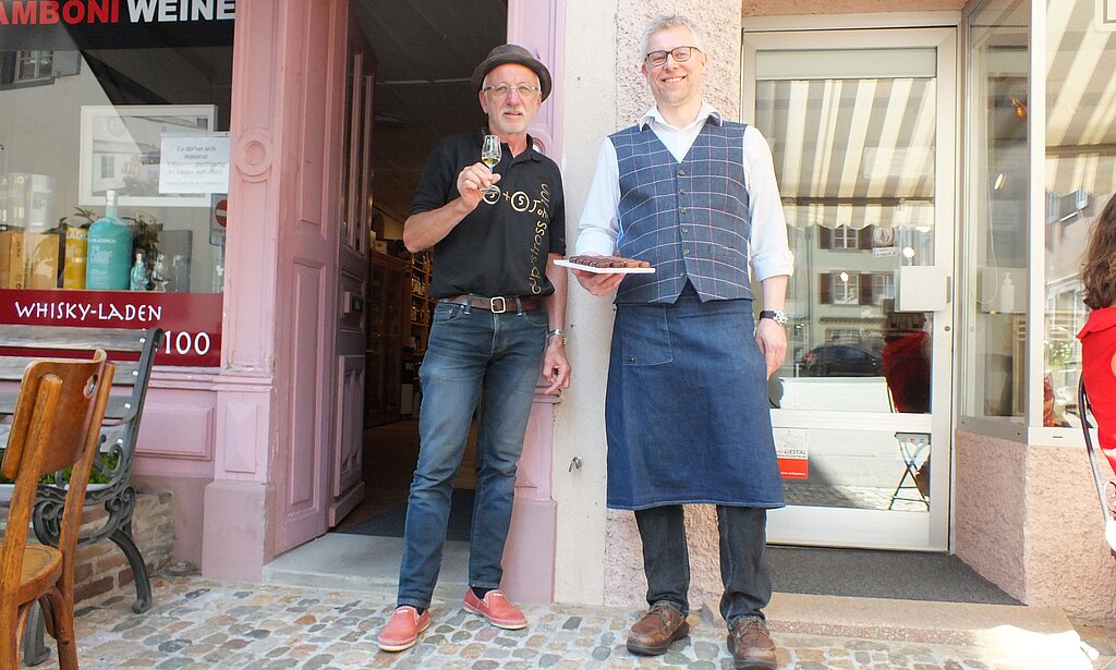 Ein Blick auf den Zeughausplatz wo die beiden Geschäfte «Whisky-Laden» mit Genio Haas und die «Chocolaterie» mit Daniel Krois nebeneinander sind. Nach dem Lockdown wollen sie vorwärts schauen und vielleicht auch mal gemeinsam etwas unternehmen, Wein und Schokolade, das tönt spannend. Fotos: U. Roth
