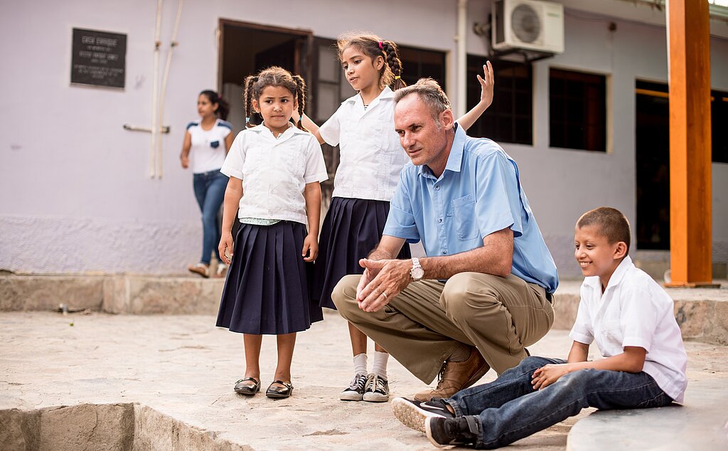 Christoph Wittwer und einige Kinder draussen vor dem Heim.Fotos: zVg
